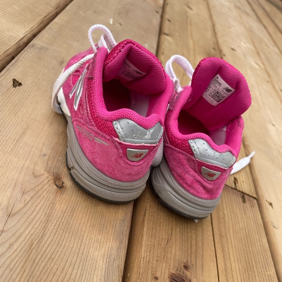 Toddler pink new balance sneaker size 7 - Picture 2 of 5